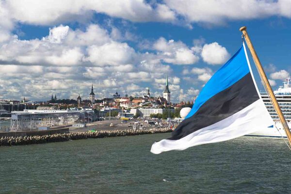 estonia-flag-blowing-in-wind