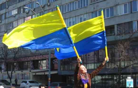 ukrainka-s-flagom-580x370-1