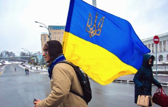 ukrainets-s-flagom-580x370-1